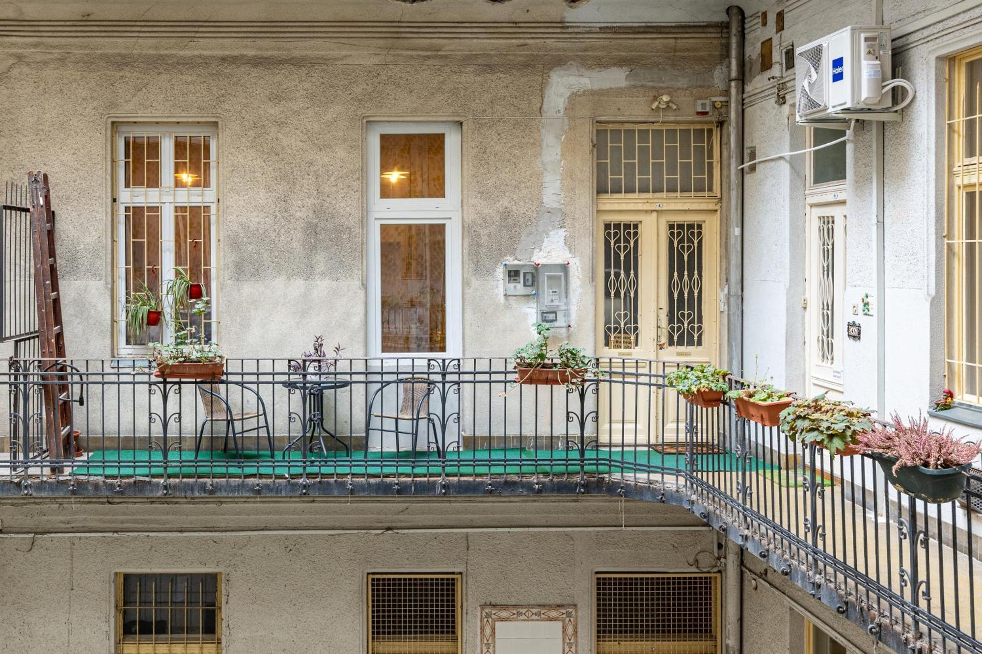 A Quiet Studio In The Heart Of The City Budapest Bagian luar foto