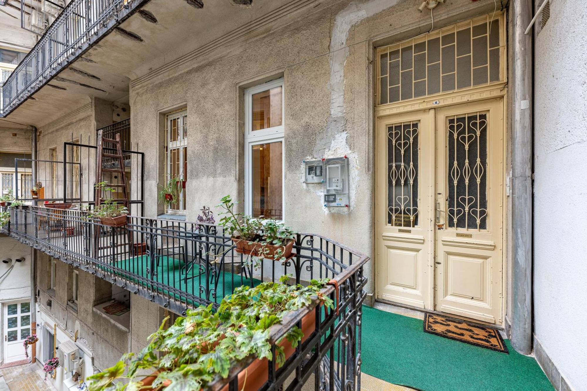 A Quiet Studio In The Heart Of The City Budapest Bagian luar foto