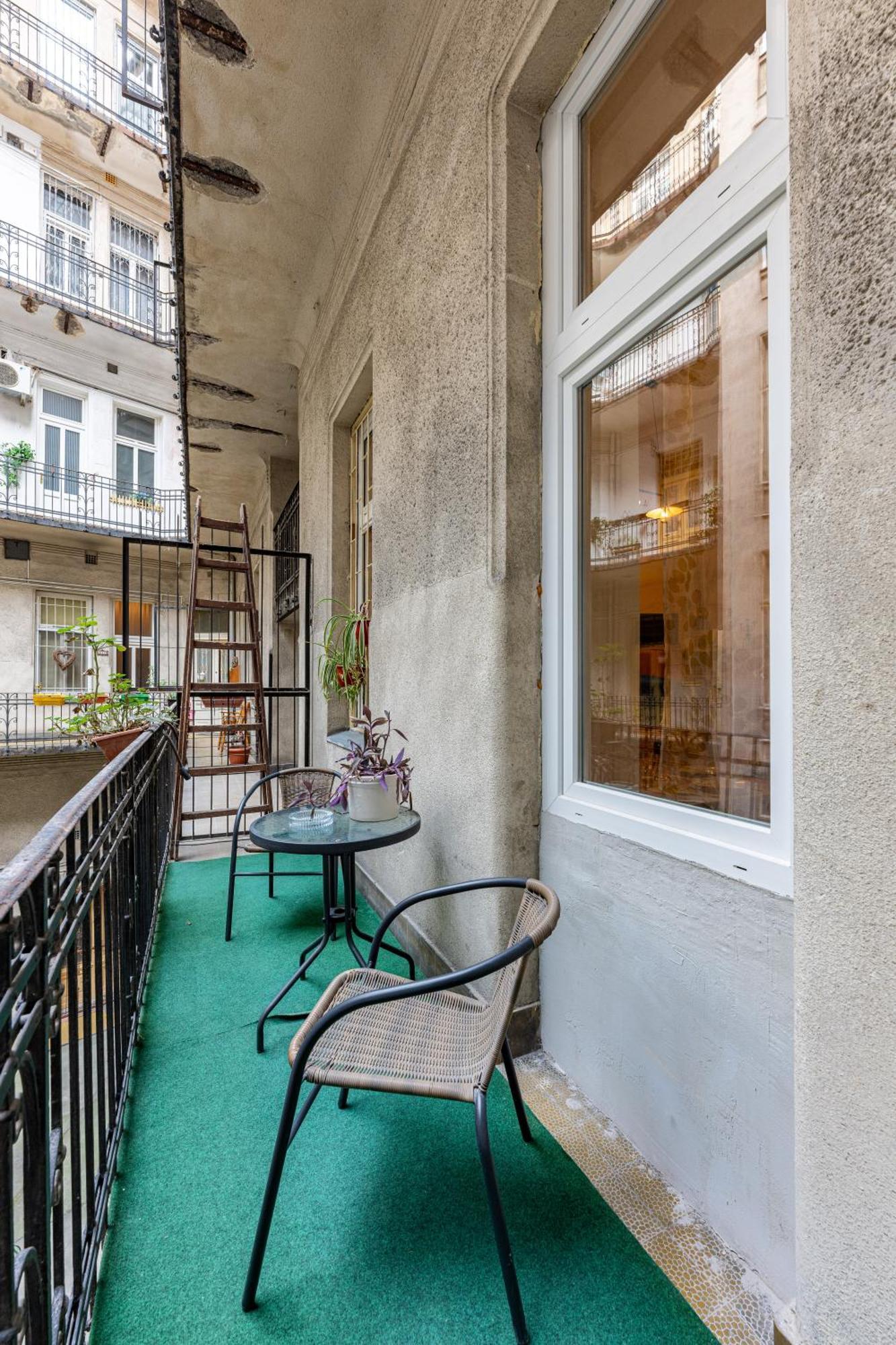 A Quiet Studio In The Heart Of The City Budapest Bagian luar foto